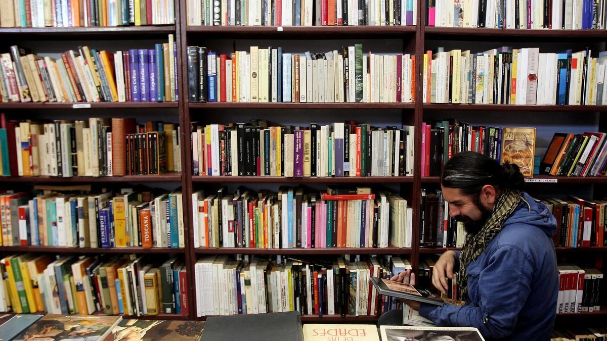 Un lector hojea un libro.