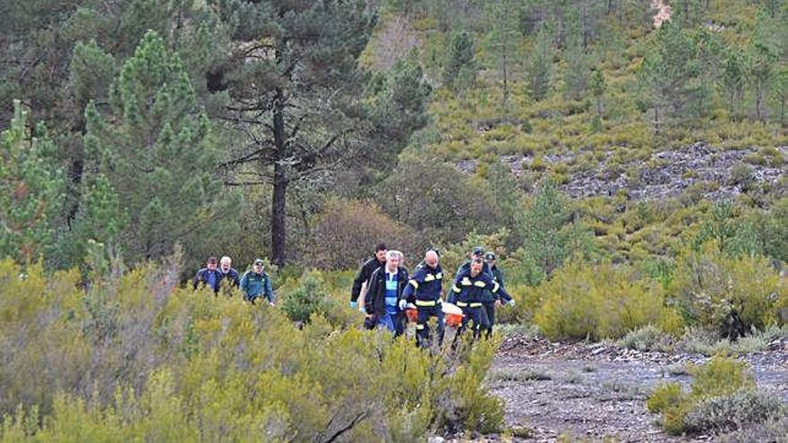 Traslado del cuerpo de Laureano Boyano tras su recogida en el arroyo Valdalla.