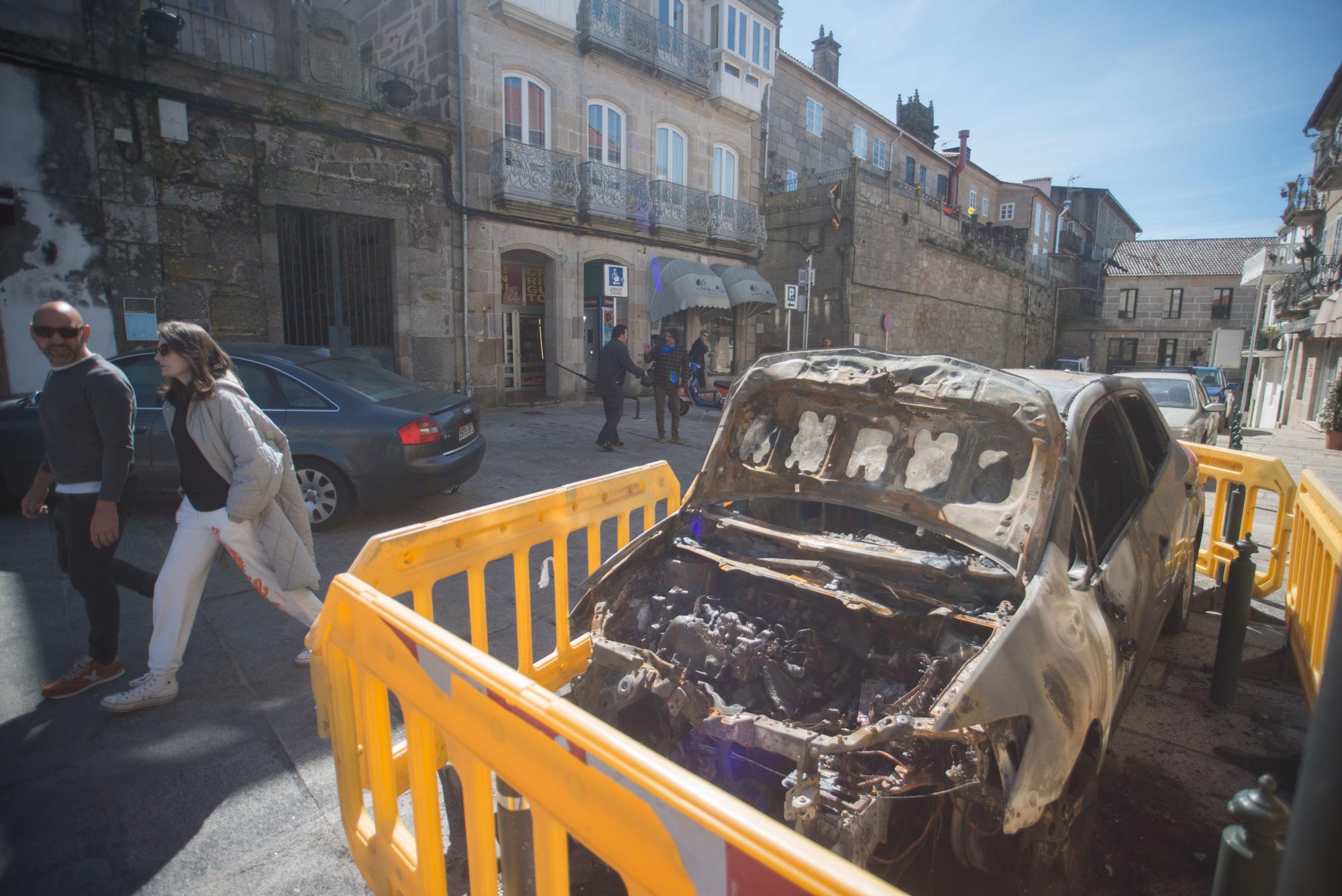 Calcinan una veintena de coches en Tui durante la madrugada.