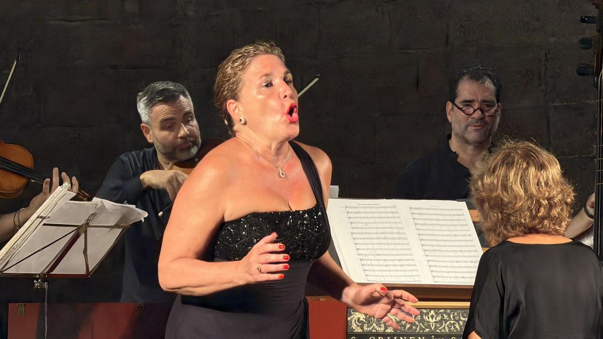El concert de la soprano Tina Gorina i l'orquestra Europa Galante al festival Porta Ferrada de Sant Feliu de Guíxols.