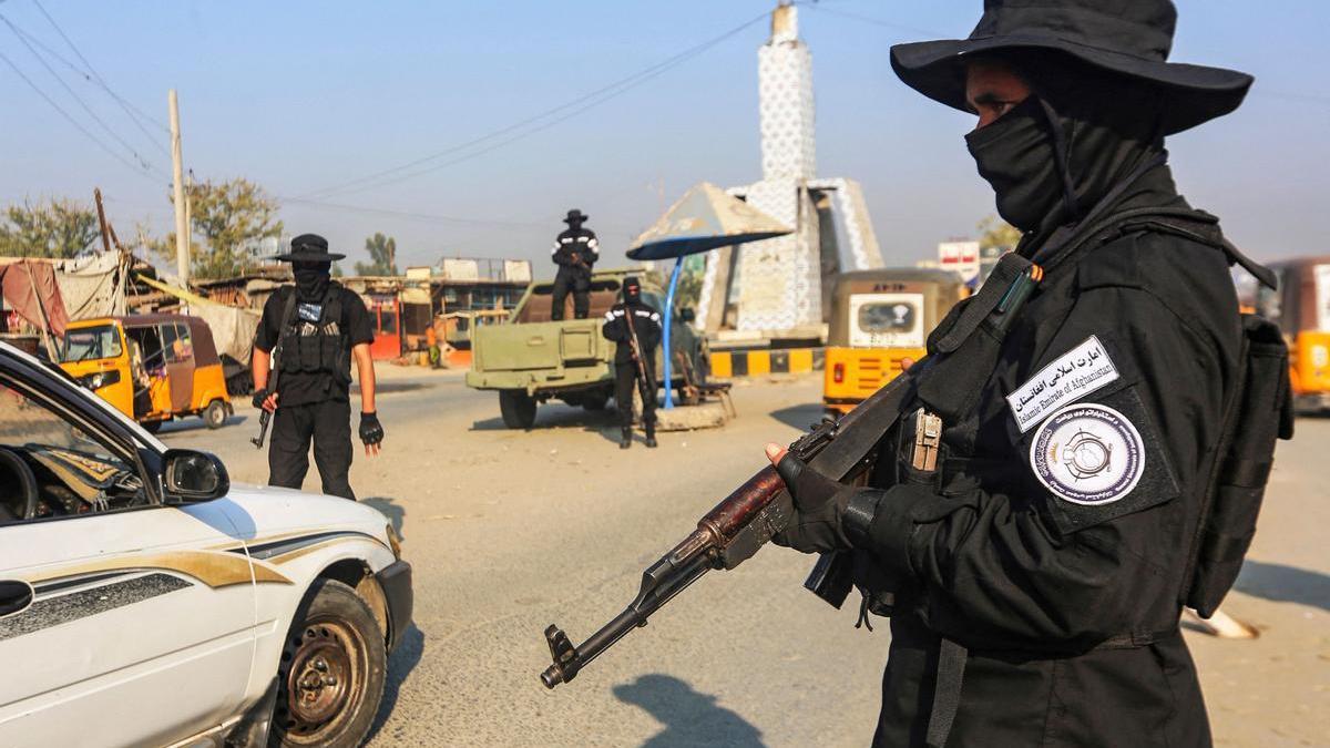 Agentes de la seguridad del Gobierno talibán hacen guardia frente a un puesto de control en una calle de Jalalabad.