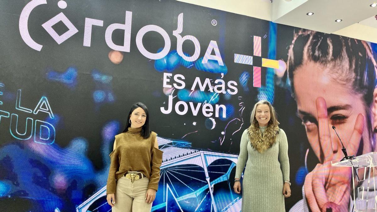 Cintia Bustos e Isabel Albás, en Fitur.