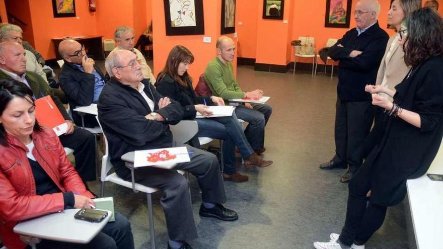 Asistentes a la reunión de ayer en la Casa da Luz. // R. Vázquez