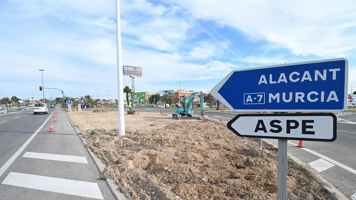 Lavado de cara y ajardinamiento en la entrada de Elche por la CV-84