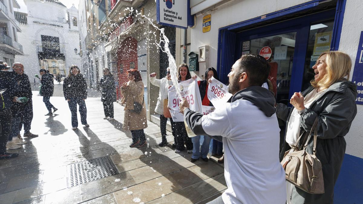 Celebración del tercer premio de la Lotería de Navidad.