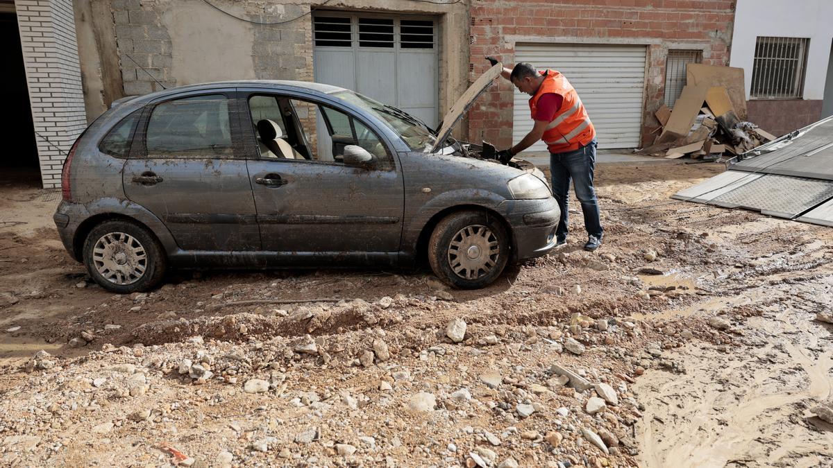 Un coche afectado por las lluvias, en Riba-roja