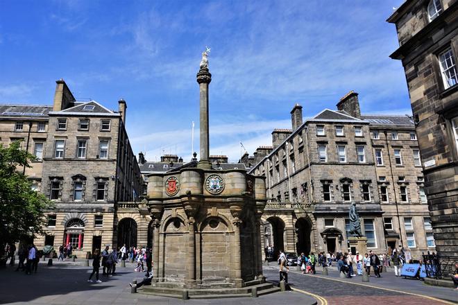 Plaza central de Edimburgo presidida por un unicornio