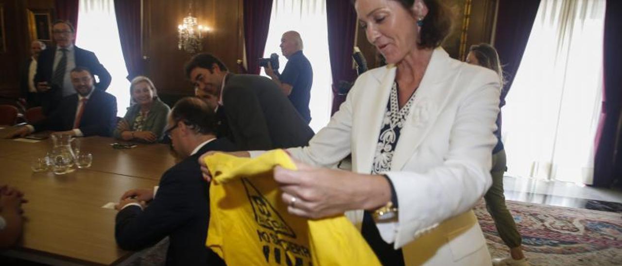 Reyes Maroto, la Ministra de Industria, contempla una camiseta de Alcoa No Se Cierra en el Ayuntamiento de Avilés. | Mara Villamuza