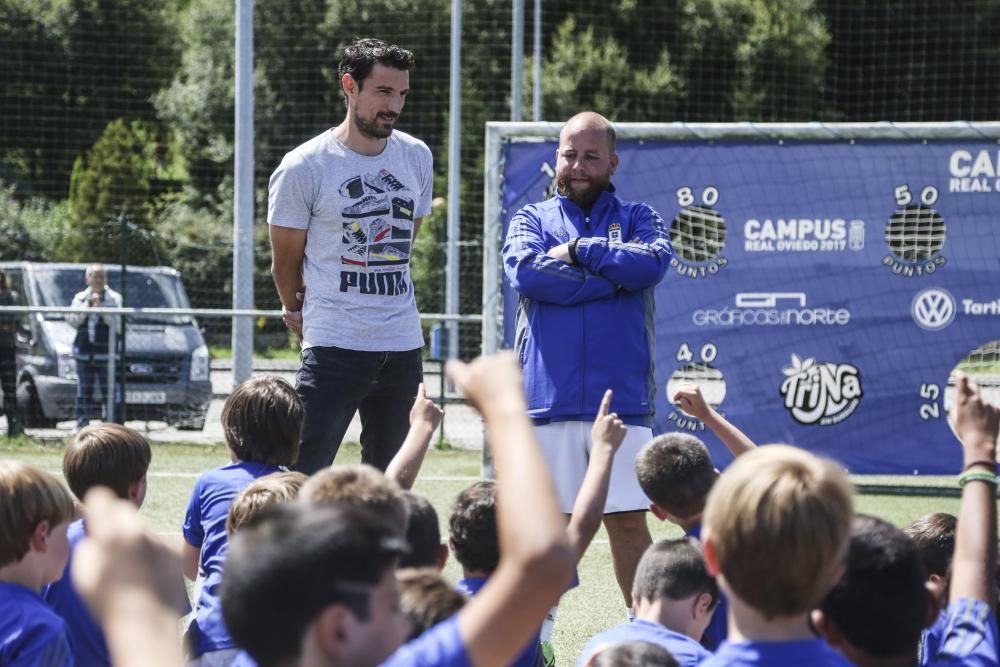 Toché visita el campus del Oviedo