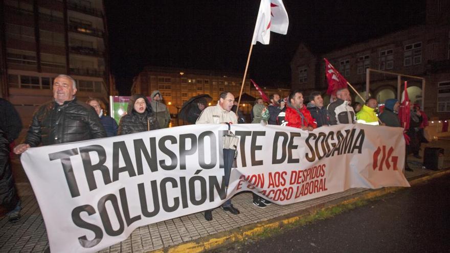 Manifestación de Transporte de Sogama, en la noche del miércoles en A Estrada. // Bernabé / Cris M.V.
