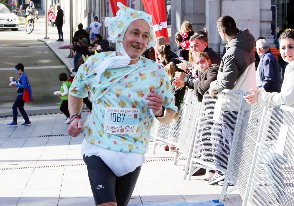 El centro de Vigo fue esta mañana una pista de atletismo improvisada para acoger la sexta edición de la Carreira Popular de Entroido