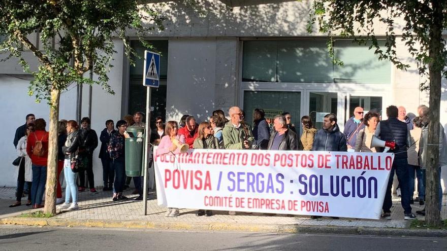 Los trabajadores de Povisa se concentran ante el Parlamento para pedir que se garanticen sus puestos