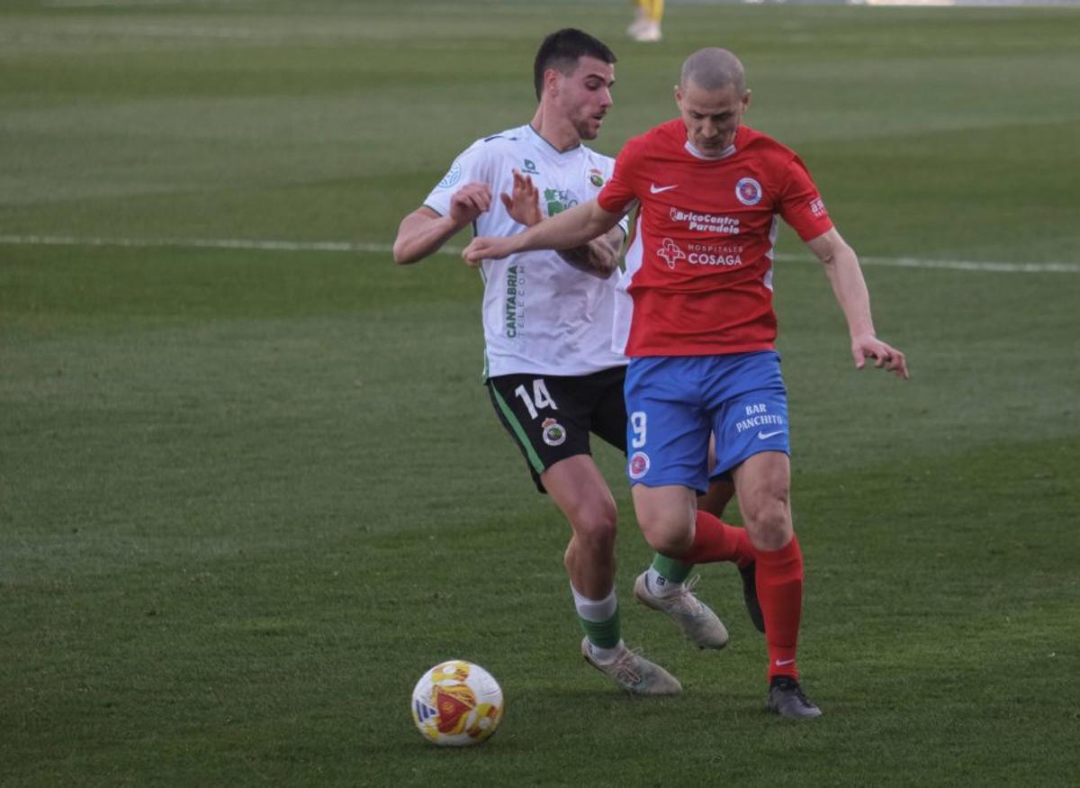 Rufo, de la UD Ourense, conduce el balón ante un rival.