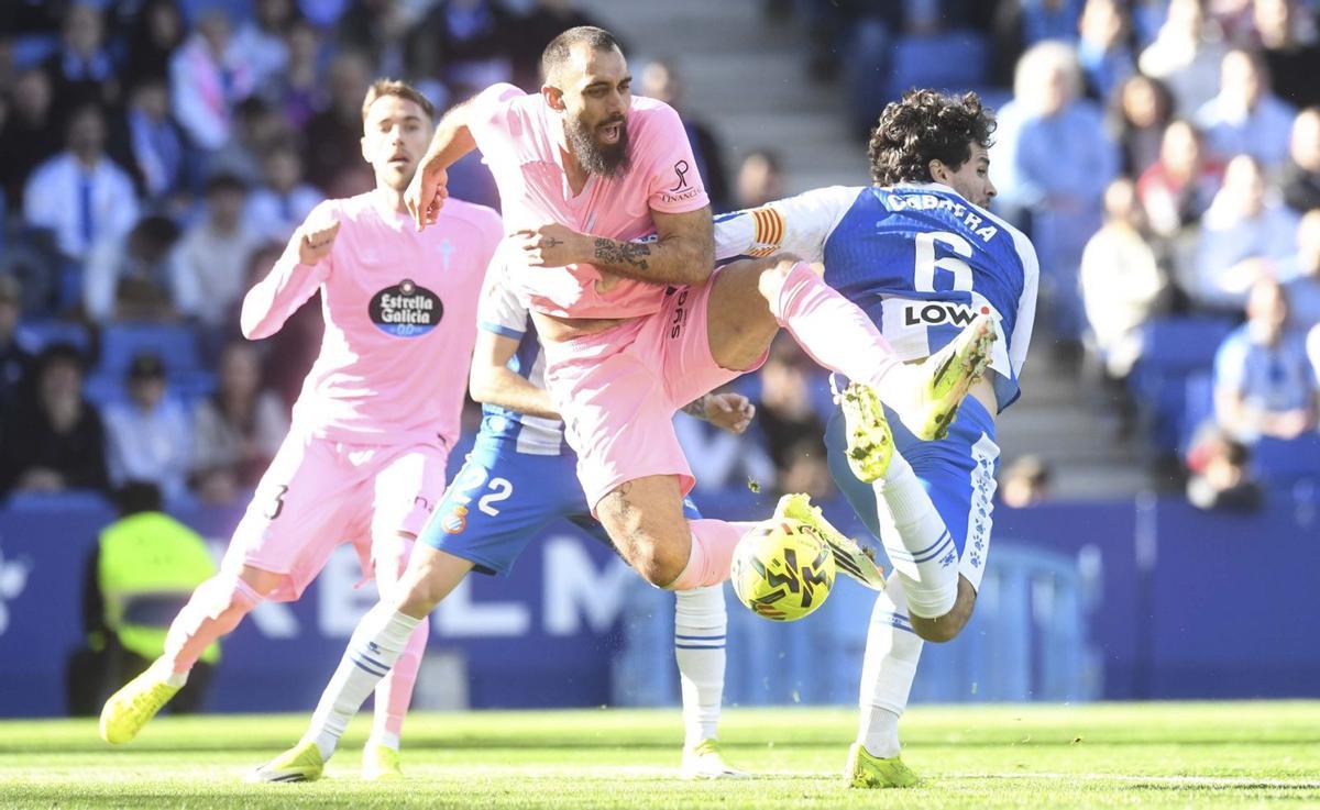 Borja Iglesias, en la acción previa al gol anulado, que el santiagués reclama como penalti. | LOF