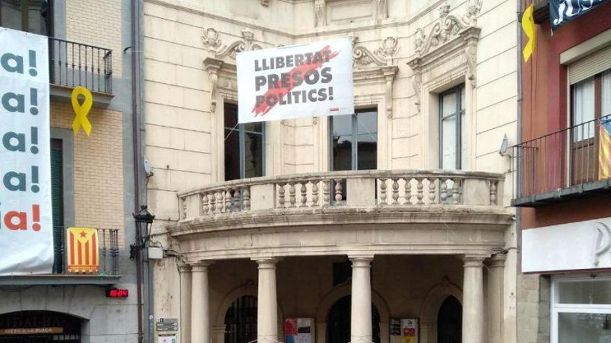 El &#039;truc&#039; de Berga per tornar a posar la pancarta de «Llibertat presos polítics» davant l&#039;Ajuntament