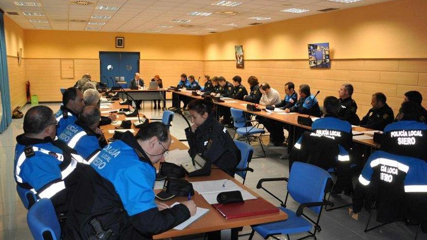 Policías nacionales y locales durante las jornadas destinadas a agentes de protección de maltratadas, en Buenavista.