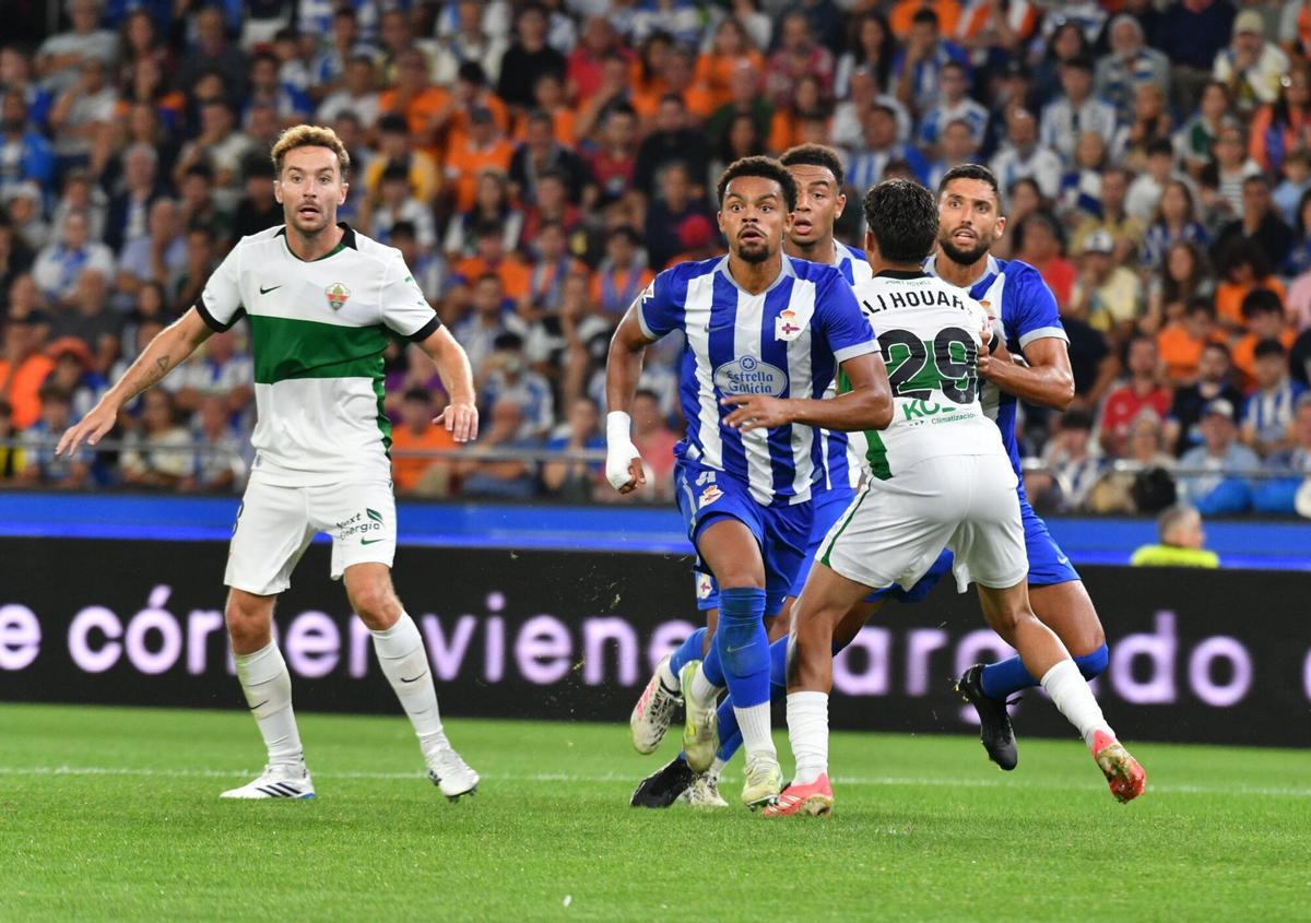 El regreso a Primera tras ocho años se salda con un empate ante un Elche con más peso. El golazo de Aubameyang y las paradas de Román no bastan y muestran la exigencia de la élite. El regreso a Primera tras ocho años se salda con un empate ante un Elche con más peso. El golazo de Aubameyang y las paradas de Román no bastan y muestran la exigencia de la élite.