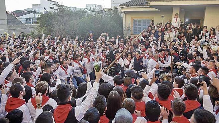 Los artanencs y artanenques estallan en fiesta con la apoteÃ³sica salida de los &#039;dimonis&#039; Biel Ferriol y Xisco &#039;Mosca&#039;.