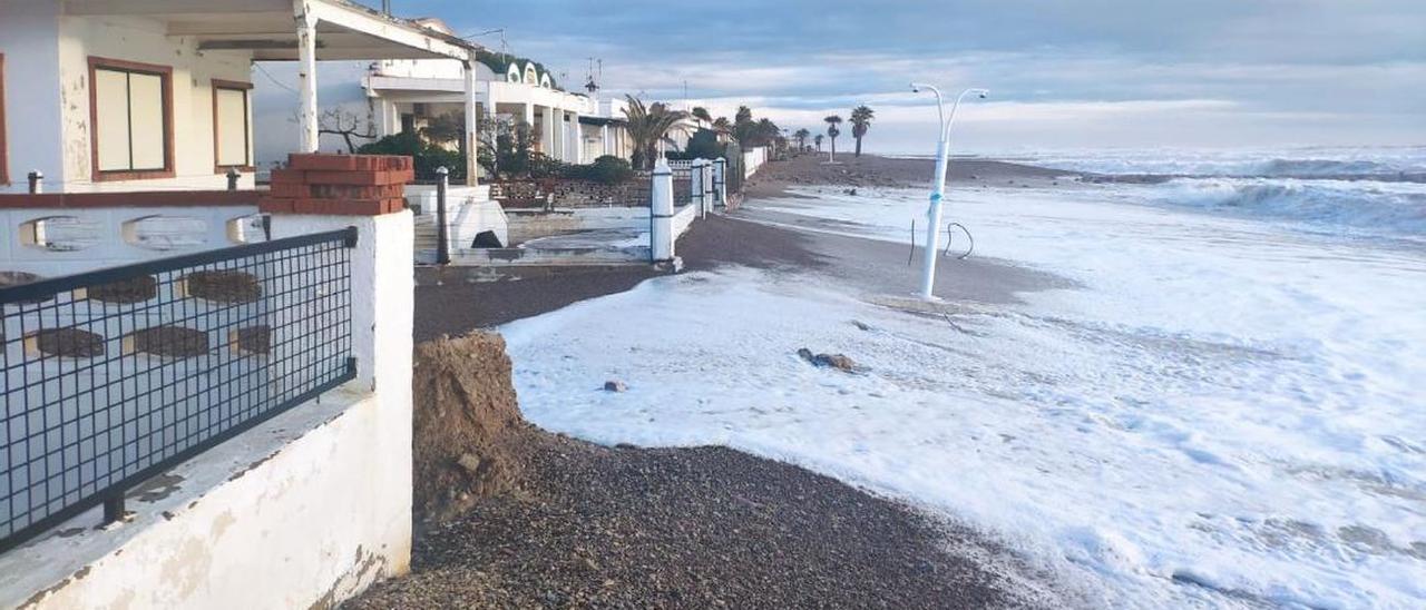 En cada temporal el agua llega hasta las viviendas de primera línea de playa, por lo que el consistorio de Moncofa urge los espigones.