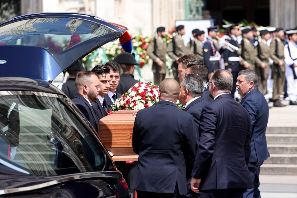 Milano (Italy), 14/06/2023.- Silvio Berlusconi’s coffin arriveS at the Milan Cathedral (Duomo) for the State funeral, Milan, Italy, 14 June 2023.Silvio Berlusconi died at the age of 86 on 12 June 2023 at Milan’s San Raffaele hospital. The Italian media tycoon and Forza Italia (FI) party founder, dubbed as ’Il Cavaliere’ (The Knight), served as prime minister of Italy in four governments. The Italian government has declared 14 June 2023 a national day of mourning. (Italia) EFE/EPA/MATTEO BAZZI
