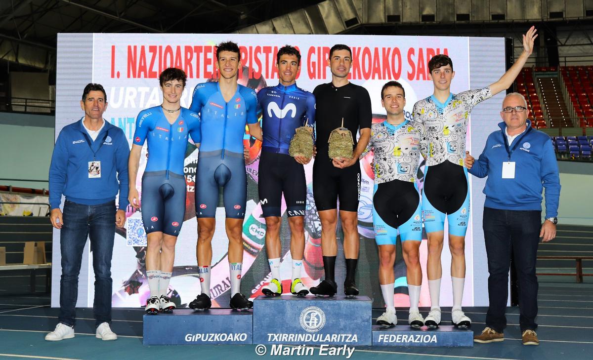 Sebastián Mora, en lo más alto del podio de la Gipuzkoa Saria, cita de ciclismo en pista de tres días en Donostia.