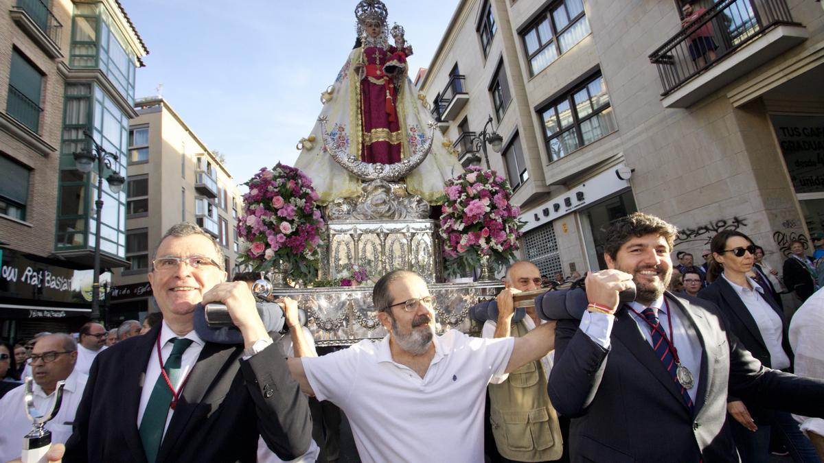 Fernando López Miras y José Ballesta, portando a la Virgen, este martes