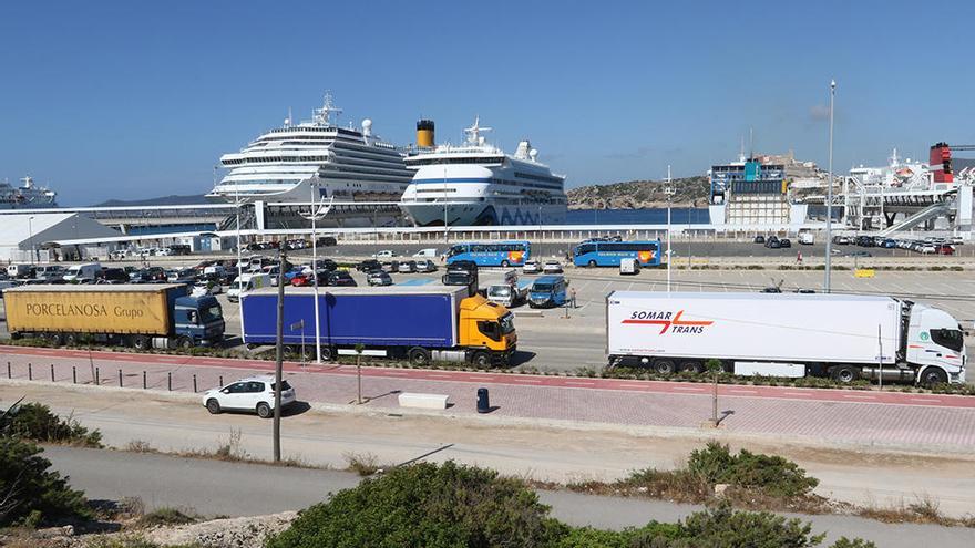Camiones en el puerto de Ibiza