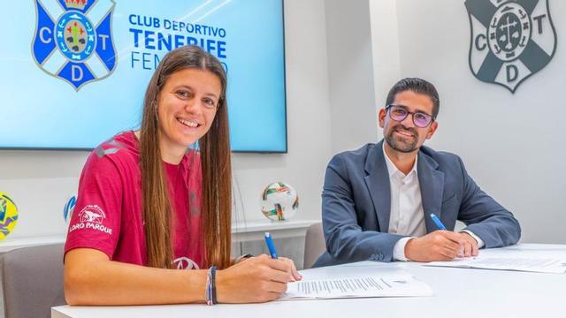 Carlota Suárez y Jordi Torres, en el momento de la firma de la renovación del contrato.