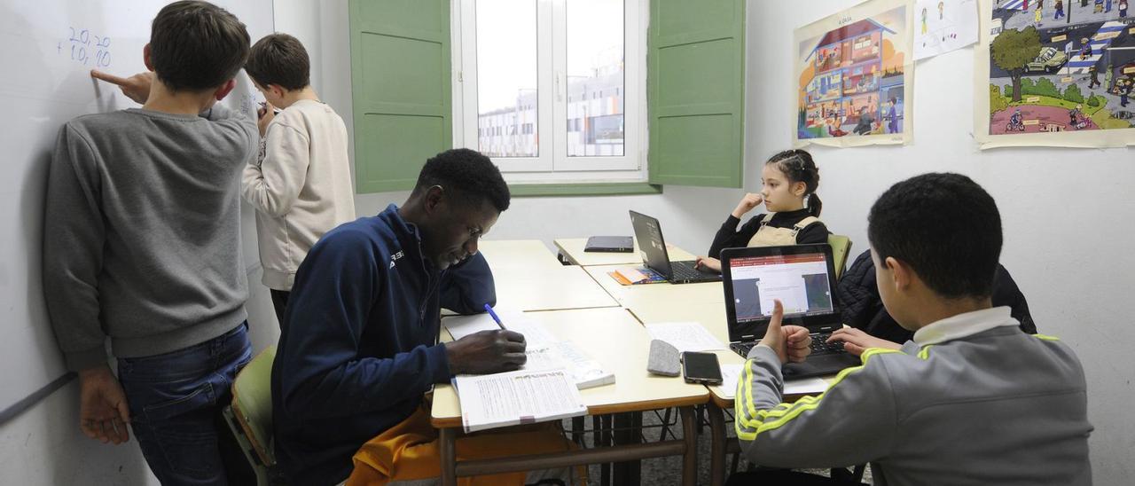 Clases de Carabelo, ayer, en las que participó un ciudadano senegalés para perfeccionar su castellano. | // BERNABÉ/JAVIER LALÍN