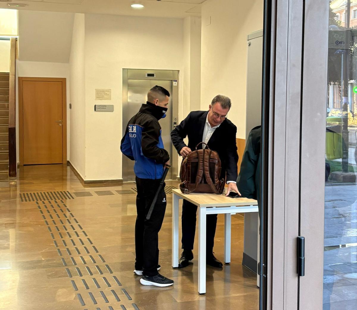 El exsubsecretario de Justicia Ricardo García, accede al juzgado de Catarroja.