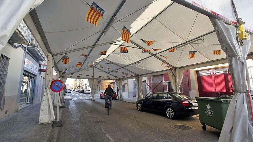 Carpa de la falla Víctor Pradera de Algemesí, ayer.