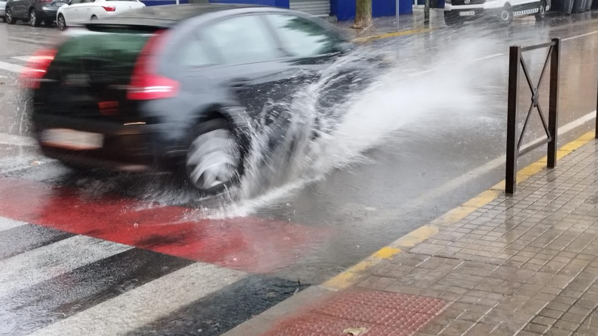 Las lluvias dejan encharcamientos en los nuevos pasos elevados de Xàtiva