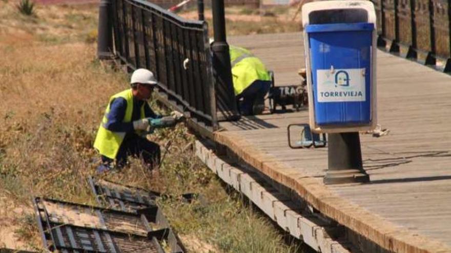 Una imagen de los trabajos que se estaban realizando ayer en la senda peatonal.