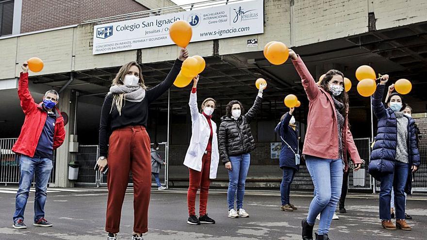 Profesores del San Ignacio, en Oviedo, protestando ayer a las puertas del colegio.