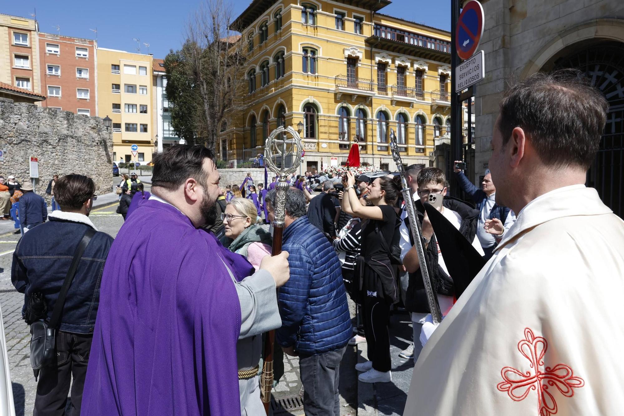 Así fue la procesión del Encuentro del Domingo de Resurrección en Gijón (en imágenes)
