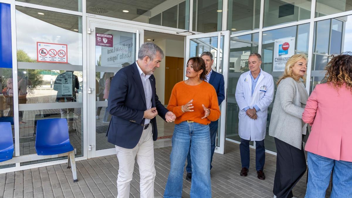 Fernando Clavijo y Olivia Duque, este miércoles, junto a otros cargos públicos en el Consultorio de Salud de Costa Teguise