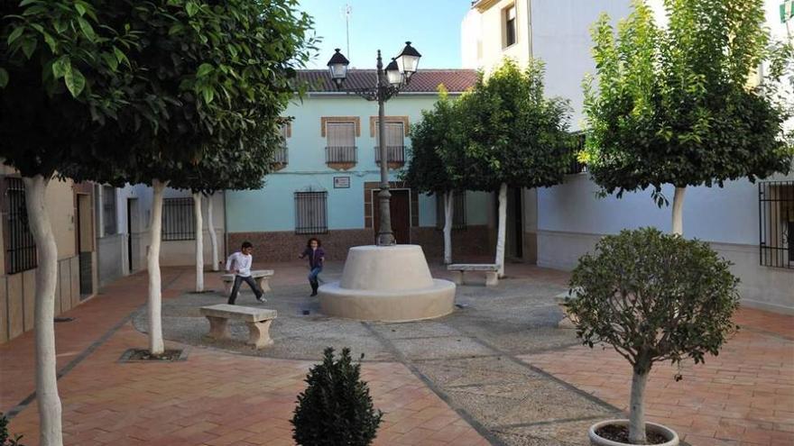 El Ayuntamiento de Cabra recupera la Glorieta de Colombia a petición de los vecinos del Cerro