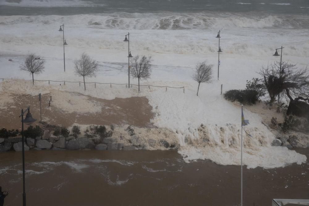 El temporal omple d'escuma de mar carrers de Tossa de Mar