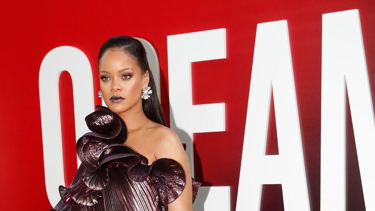 Rihanna presenta su nueva película, Ocean's 8, con un vestido lleno de volantes
