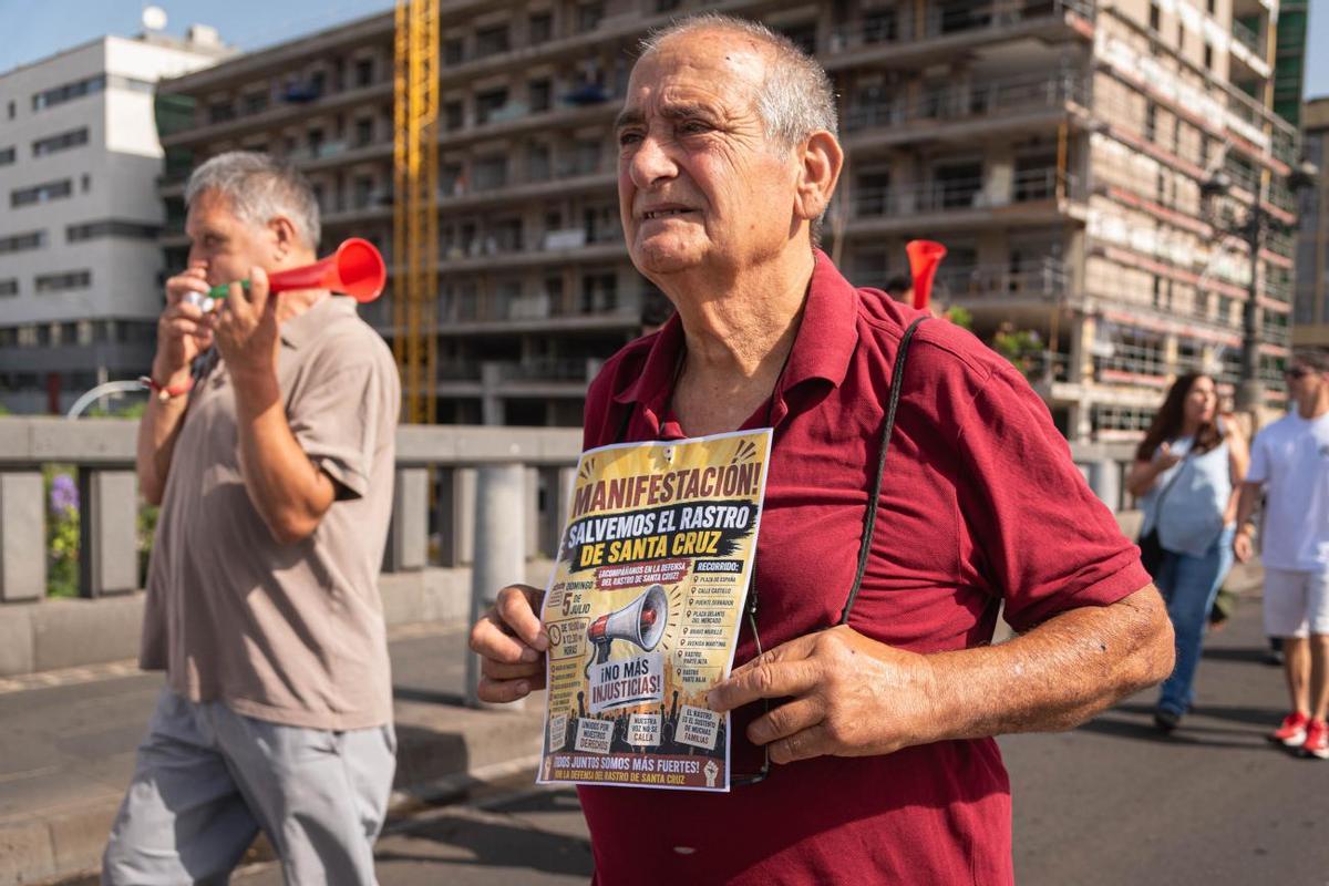 Vendedores del Rastro de Santa Cruz salen a la calle para pedir que los puestos vuelvan a la Recova