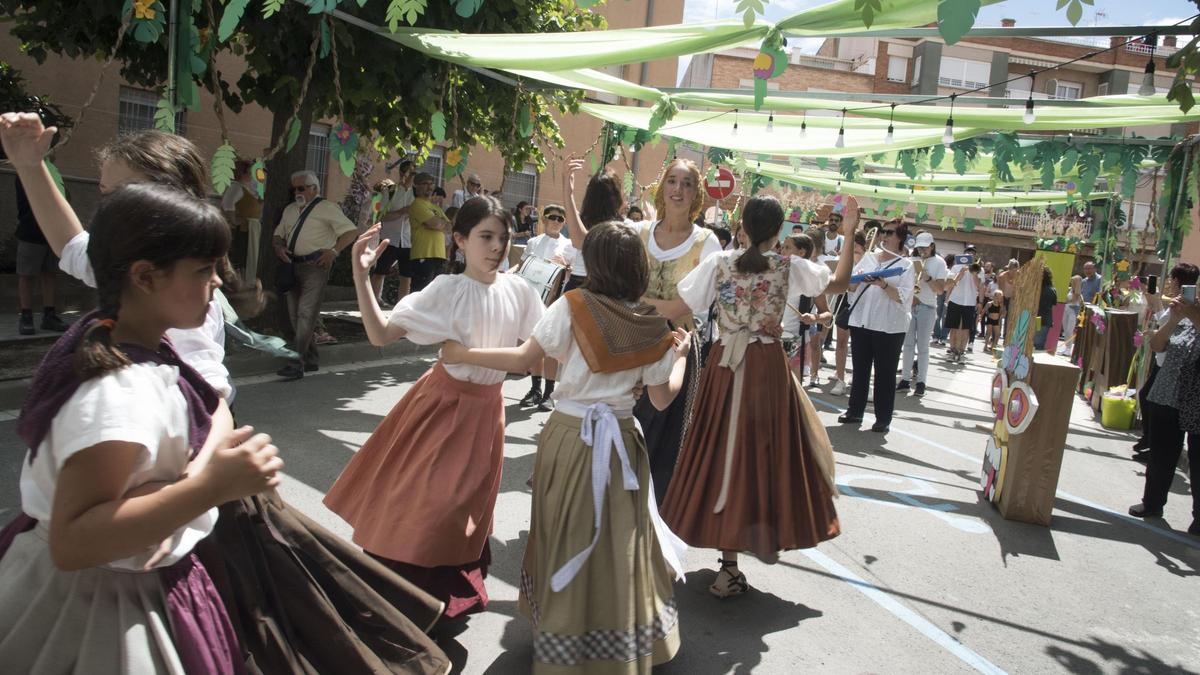 El ball El toc d'enramada, interpretat per l'Esbart Vila de Sallent