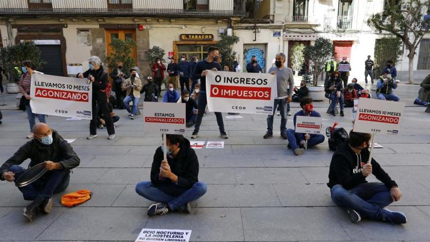 Concentración de hosteleros valencianos frente al Palau de la Generalitat para protestar contra el cierre de sus negocios. | M.A.MONTESINOS