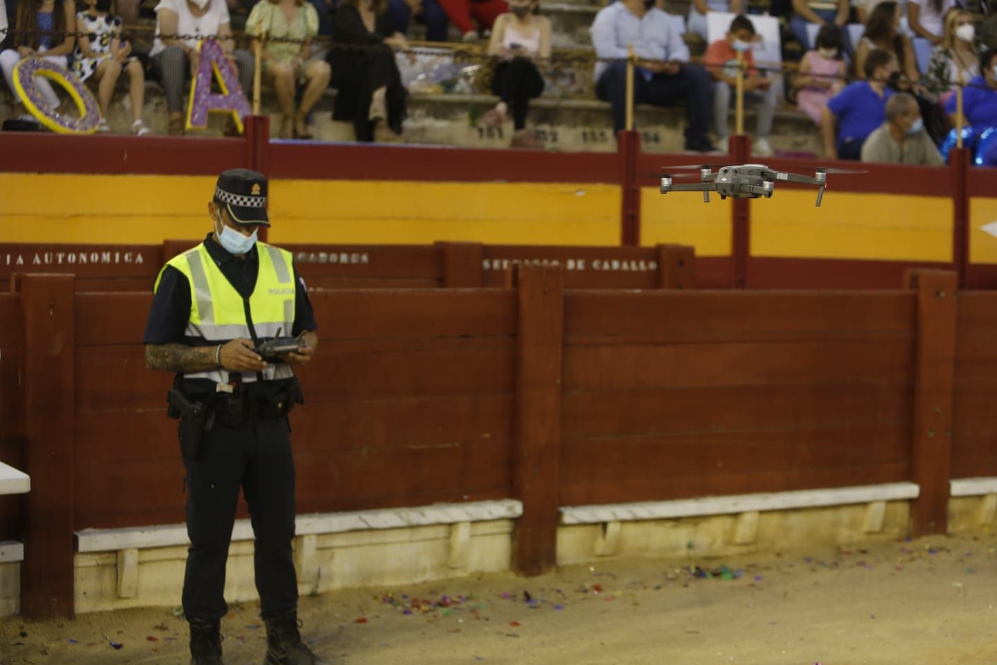 Las 79 aspirantes a Bellea del Foc desfilan en la Gala de Candidatas tras un año de espera