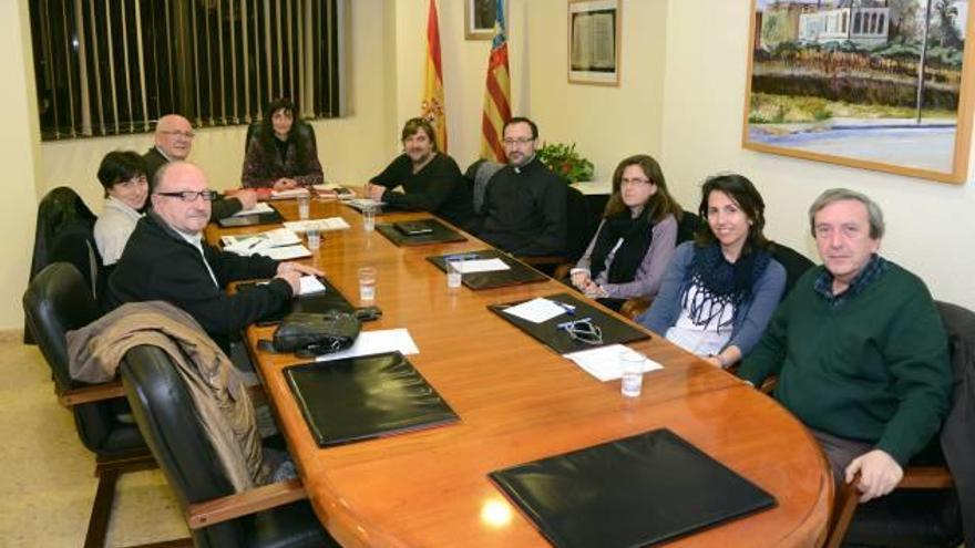 El edil de Empleo participa en la Mesa de Cooperación con Cáritas y Cruz Roja