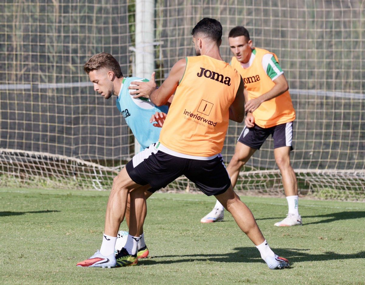 Isma Ruiz pugna por un balón en el entrenamiento de este jueves del Córdoba CF.
