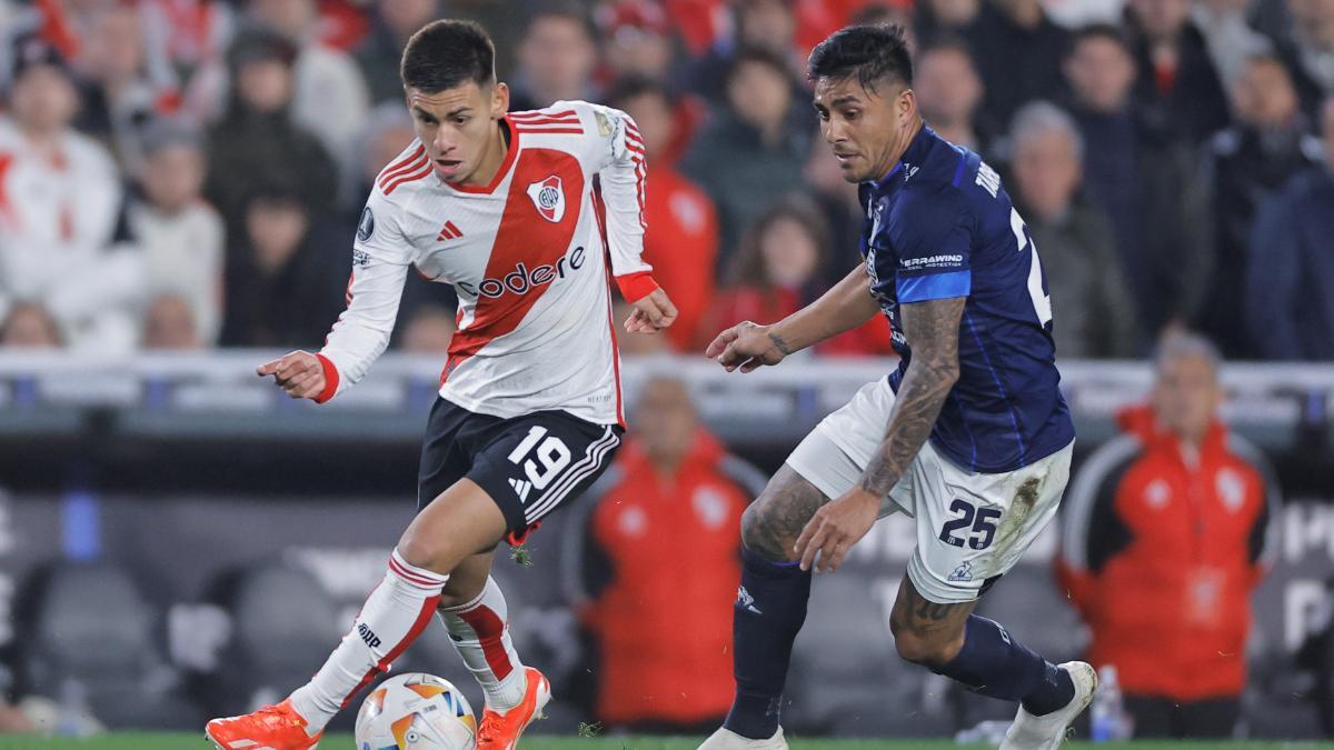 Claudio Echeverri, durante un partido con River Plate