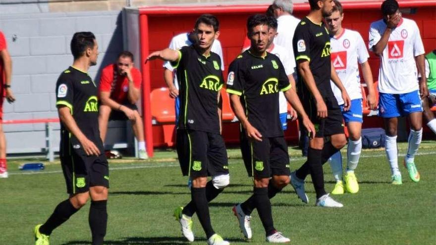 Los jugadores del Alcorcón, en la celebración de un gol esta pretemporada ante el Fuenlabrada.