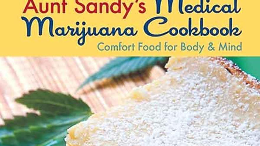 La profesora Moriarty y su obra &quot;El libro de cocina de la marihuana medicinal de la tía Sandy&quot;.