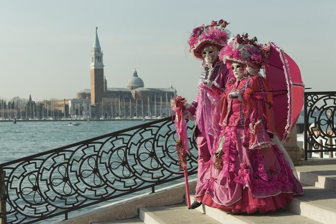 Venecia Turistas - pareja vestida para el carnaval