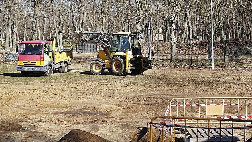 Obres per habilitar el nou espai d&#039;esbarjo per a gossos.